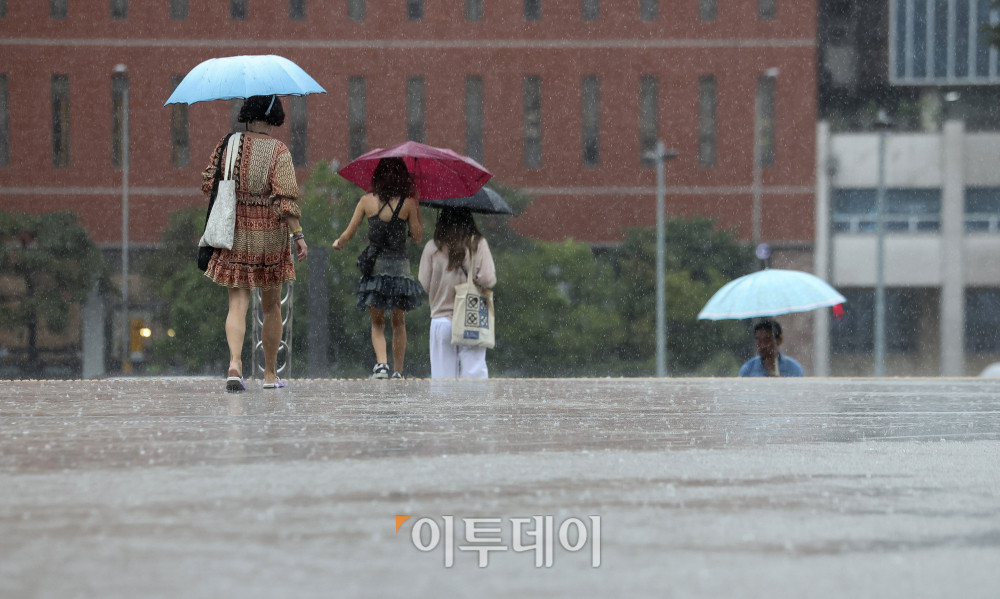 ▲서울역 일대를 지나는 시민들이 우산을 쓴 채 발걸을을 재촉하고 있다. (이투데이DB)