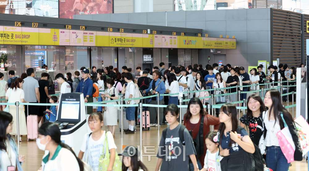 ▲인천국제공항 제2여객터미널이 여행객들로 붐비고 있다. 신태현 기자 holjjak@ (이투데이DB)