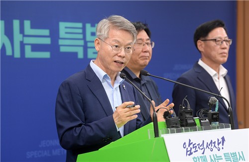 ▲브리핑하고 있는 민형배 전남광주통합특별시장. (전남광주특별시)