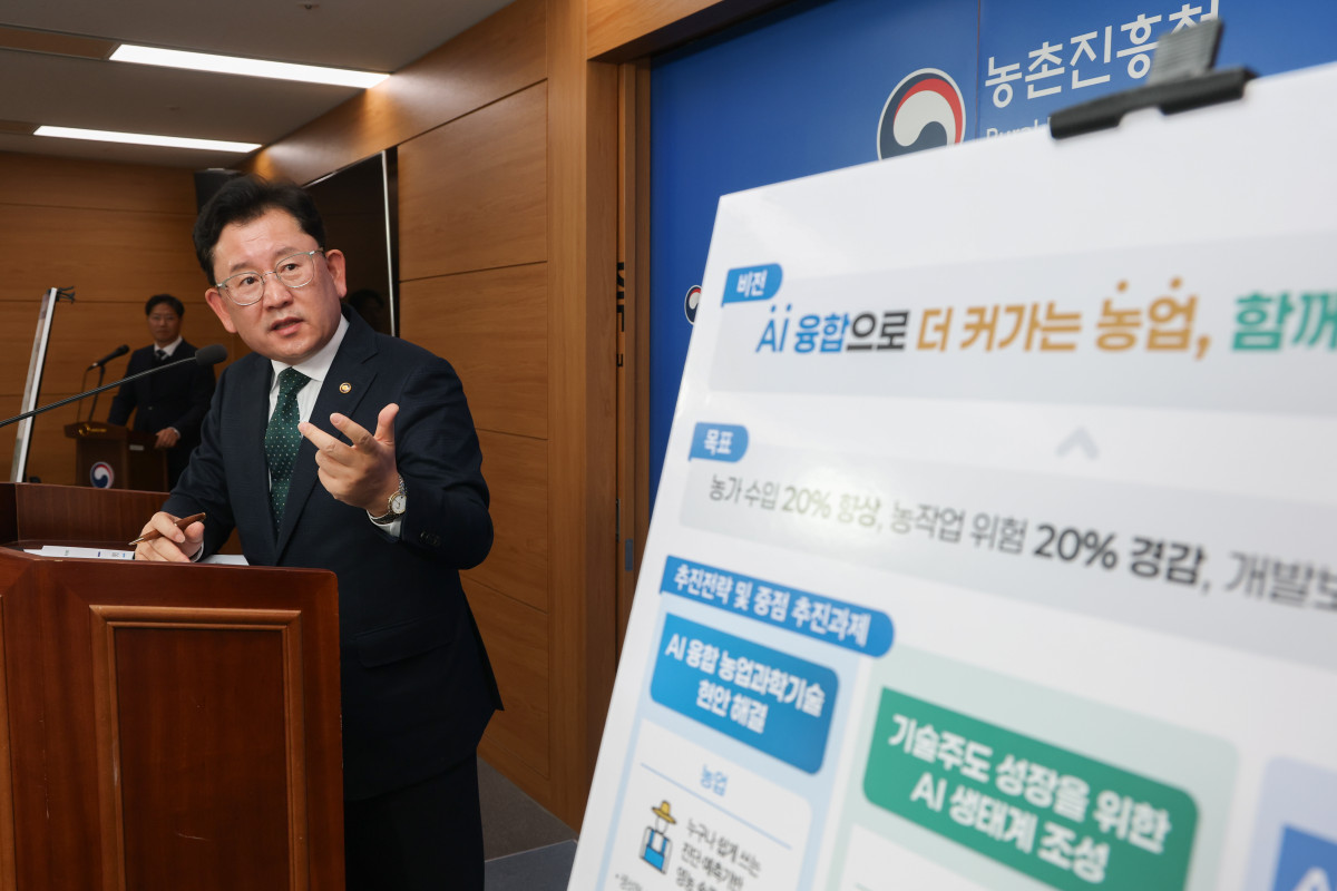 ▲이승돈 농촌진흥청장이 2025년 11월 19일 정부세종청사 농식품부 기자실에서 '더 커가는 농업, 함께 행복한 농촌'을 실현하기 위한 '농업과학기술 AI 융합 전략'에 관해 설명하고 있다. (사진제공=농촌진흥청)