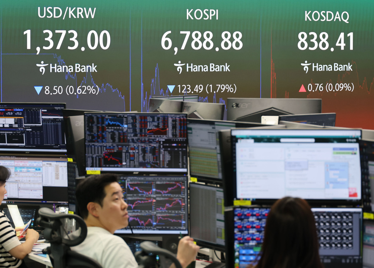 ▲28일 반도체 '투톱'인 삼성전자와 SK하이닉스 주가가 동반 급락하면서 코스피가 2% 가까이 하락 마감했다. (사진= 연합뉴스)