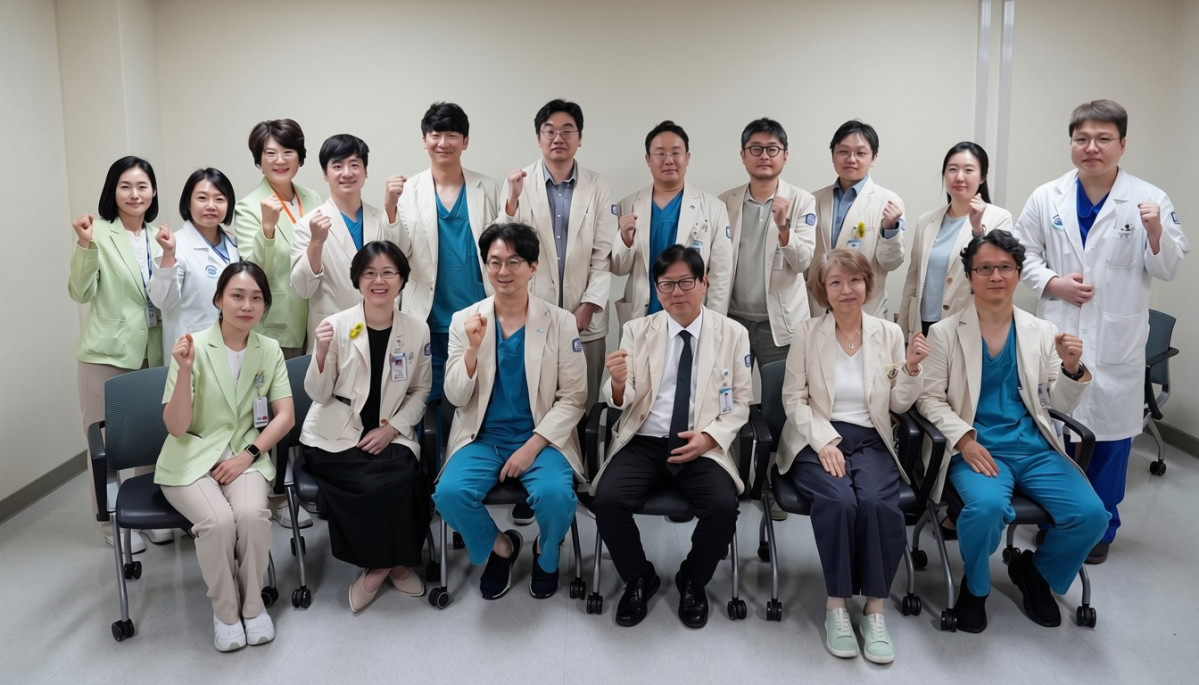 ▲서울성모병원 비뇨기암센터 의료진이 정례적 다학제 협진 회의 후 전이성 전립선암 방사성리간드치료 누적 200회 기념 사진을 촬영했다. (앞줄 오른쪽부터)홍성후 비뇨의학과 교수, 최영진 병리과 교수, 이지열 비뇨의학과 교수(병원장), 하유신 비뇨의학과 교수, 오주현 핵의학과 교수. (사진제공=서울성모병원)
