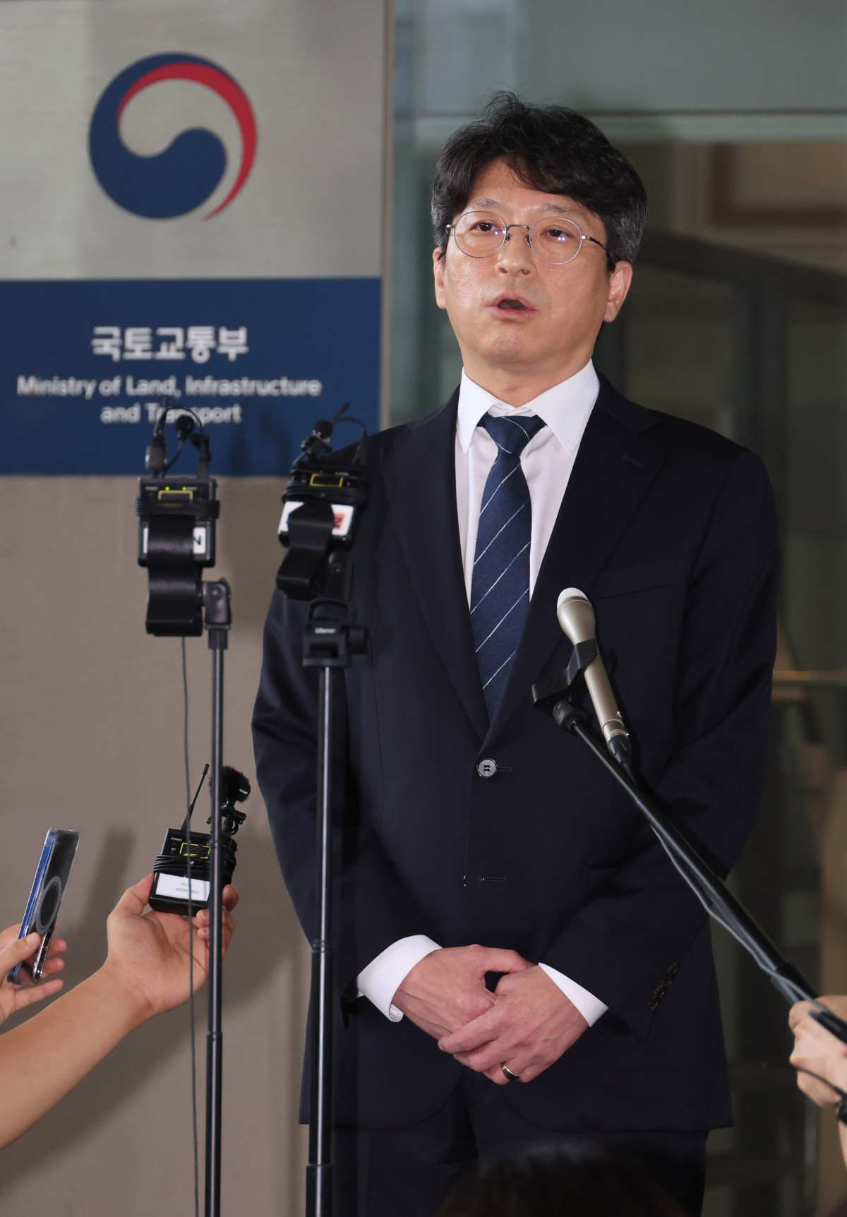 ▲홍지선 국토교통부 장관 후보자가 31일 오전 세종시 정부세종청사로 출근하며 취재진 질문에 답하고 있다. (뉴시스)