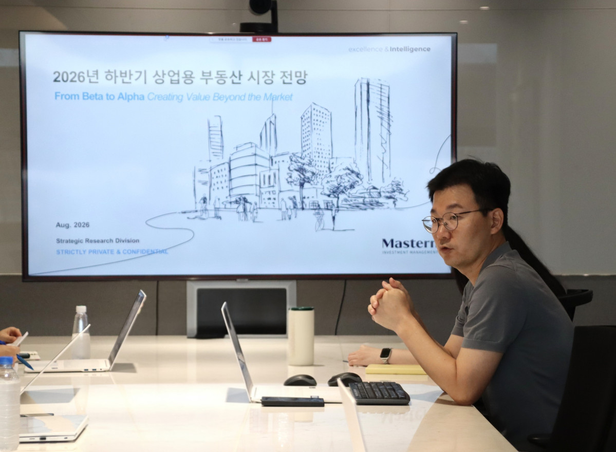 ▲유명한 마스턴투자운용 전략리서치실장이 ‘2026년 하반기 상업용 부동산 시장 전망’ 사내 설명회에서 발표하고 있다. (마스턴투자운용)