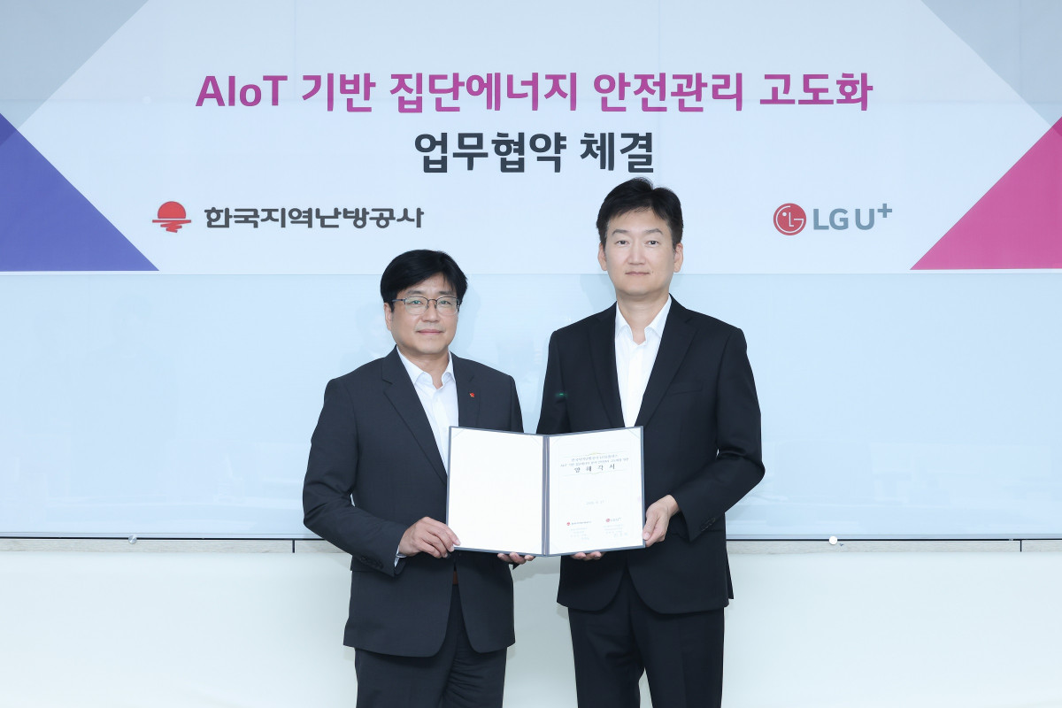 ▲LG유플러스가 한국지역난방공사와 손잡고 인공지능(AI)과 사물인터넷(IoT)을 결합한 AIoT 기술로 집단에너지 시설 안전관리 혁신에 나선다. 사진은 서울 용산구 LG유플러스 용산사옥에서 진행된 MOU에서 권용현 LG유플러스 엔터프라이즈 부문장(부사장, 오른쪽), 정남성 한국지역난방공사 본부장이 기념 촬영을 하는 모습. (사진제공=LG유플러스)