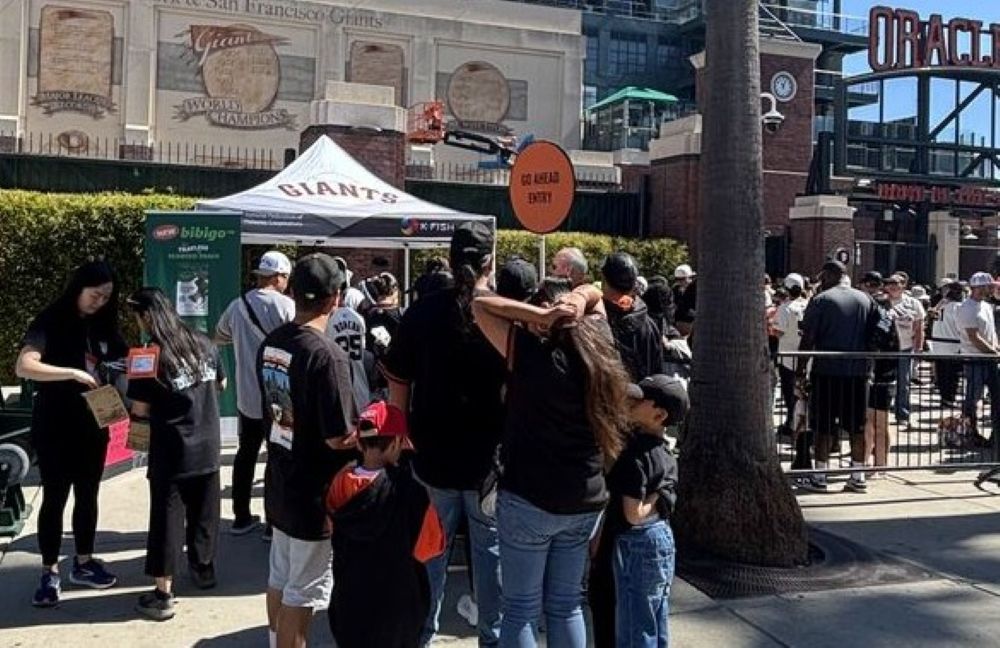 ▲CJ제일제당이 최근 미국 메이저리그사커(MLS) 로스앤젤레스 FC(LAFC)와 메이저리그(MLB) 샌프란시스코 자이언츠 홈경기장에서 비비고 김 샘플링 행사를 진행하고 있다. (사진제공=CJ제일제당)