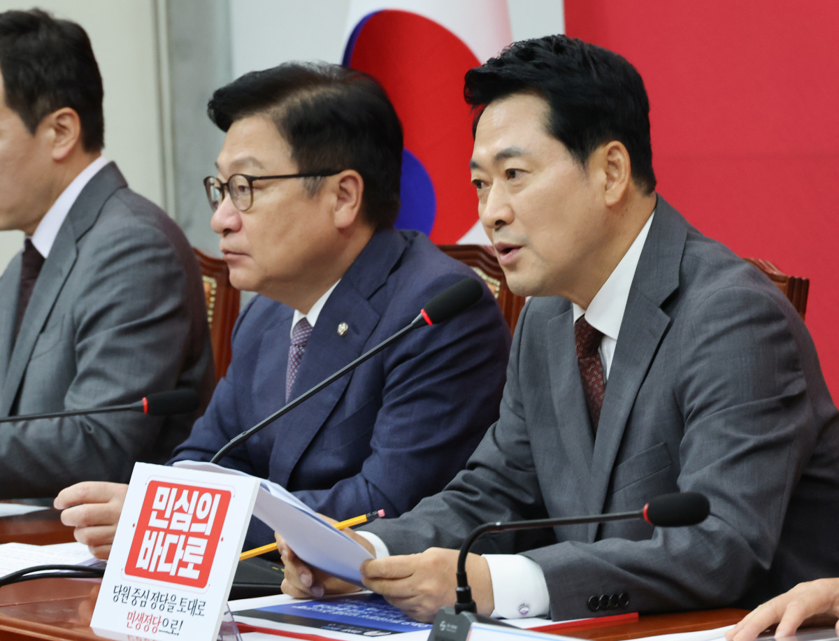 ▲국민의힘 장동혁 대표가 31일 국회에서 열린 최고위원회의에서 발언하고 있다. 왼쪽은 정점식 원내대표. (연합뉴스)