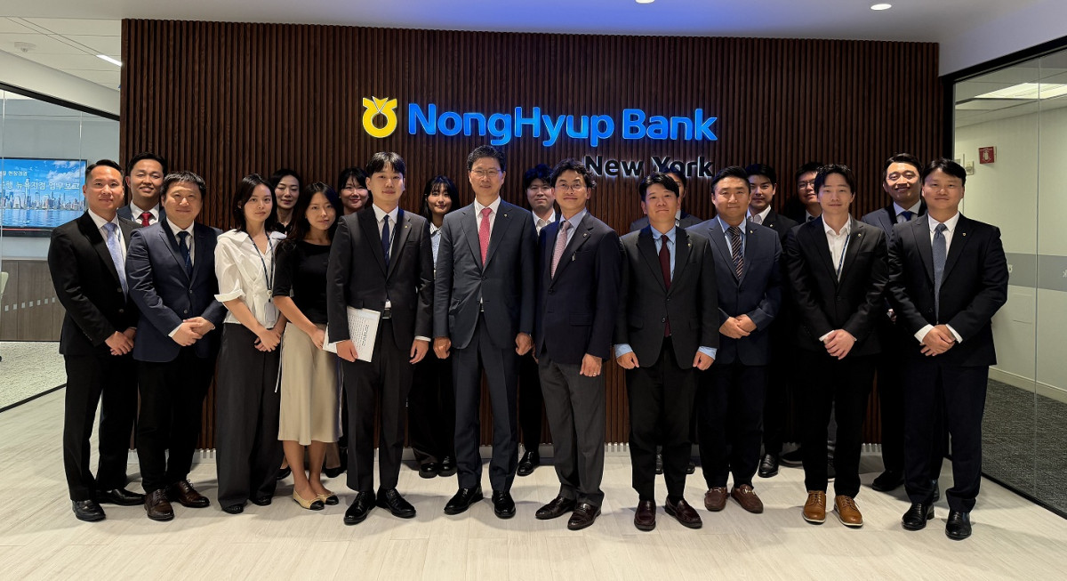 ▲강태영 NH농협은행장(가운데)이 28일(현지시간) 농협은행 뉴욕지점을 찾아 직원들과 사업현황을 공유하고 영업현장을 살폈다. (사진제공=NH농협은행)