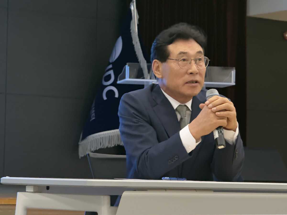▲송석언 이사장이 28일 제주시 JDC 본사에서 열린 국토교통부 기자단 간담회에서 답변하고 있다. (천상우 1000tkddn@)