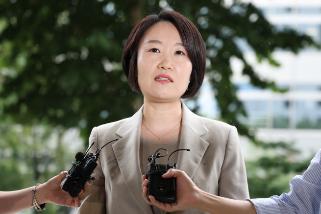 ▲이소영 중소벤처기업부 장관 후보자가 31일 서울 여의도 중소기업기술정보진흥원 수도권평가실에 마련된 인사청문회 준비 사무실로 출근하며 취재진 질의에 답하고 있다. 2026.8.31 (연합뉴스)