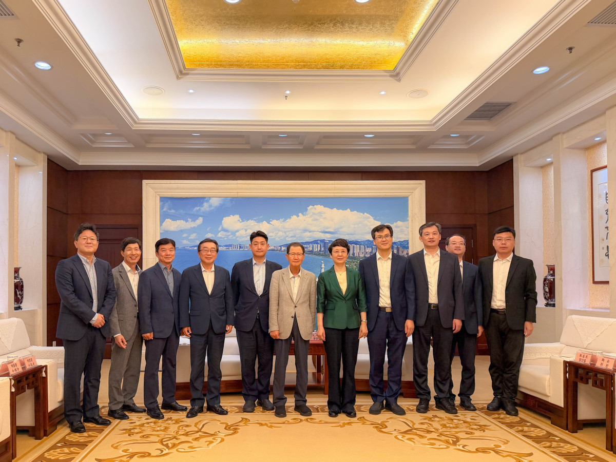▲왼쪽 네번째부터 백종훈 사장, 박준경 총괄사장, 박찬구 회장, 쿵판핑 웨이하이시장, 장산둥 부시장. (사진제공=금호석유화학)