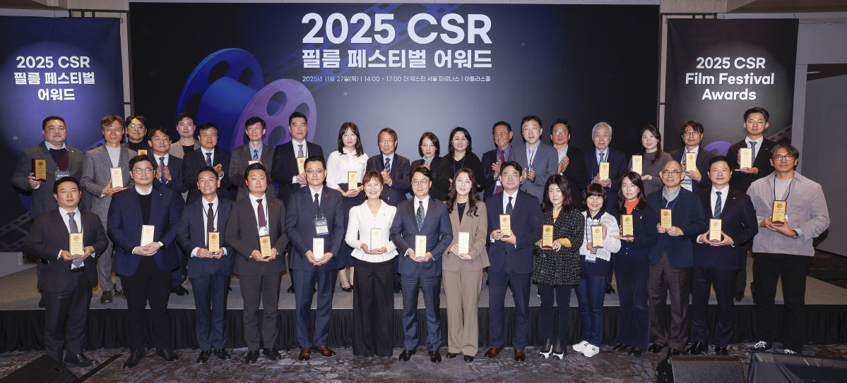 ▲지난해 11월 서울 강남구 더 웨스틴 서울 파르나스 호텔에서 열린 '2025 CSR 필름 페스티벌 어워드’에서 대회위원장인 정운찬 전 국무총리와 이종재 이투데이그룹 부회장, 기획재정부장관상 상생협력 부문을 수상한 위세량 롯데웰푸드 커뮤니케이션부문장과 황혜경 대한치과의사협회 부회장을 비롯한 시상자 및 심사위원들이 기념촬영을 하고 있다. 경제신문 이투데이가 주최한 이 행사는 한 해 동안 사회적 가치 창출을 위한 CSR 활동 발자취를 공모하고 그 업적을 격려하기 위해 마련된 자리로 2012년 첫걸음을 내디뎌 올해로 15회째를 맞이한다. 조현호 기자 hyunho@