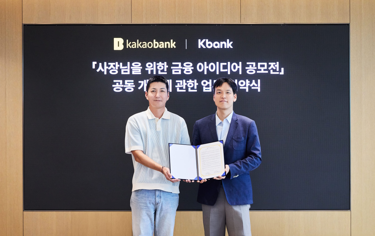 ▲케이뱅크 김민찬 코퍼레이트그룹장(왼쪽)이과 김성수 카카오뱅크 여신본부장이 28일 경기도 성남시 카카오뱅크 판교오피스에서 진행된 '사장님을 위한 금융 아이디어 공모전' 업무협약식에 참여해 기념촬영을 하고 있다. (사진제공=카카오뱅크)