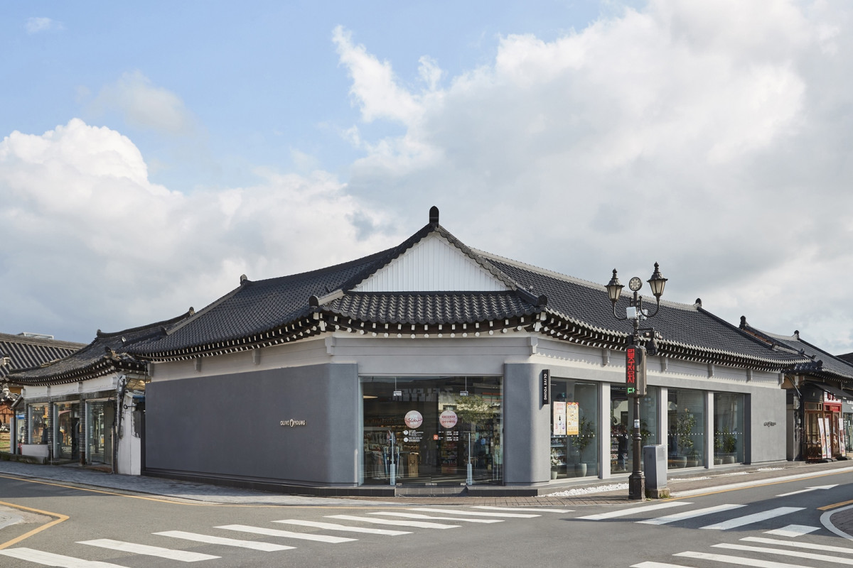 ▲올리브영이 2024년 경주 황리단길에 개점한 디자인 특화 매장 '올리브영 경주황남점' 전경. (사진제공=CJ올리브영)