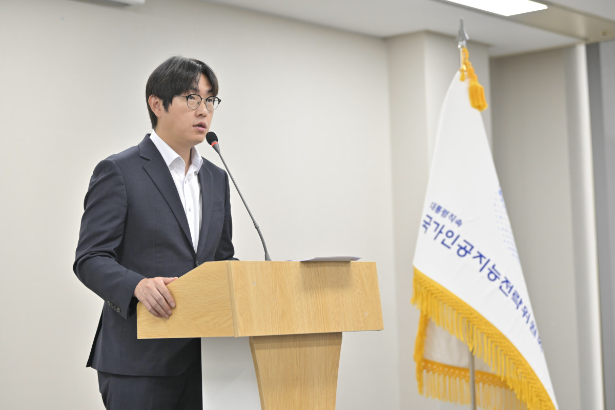 ▲국가인공지능전략위원회 하정우 신임 상근부위원장이 취임식에 참석하여 취임사를 발표하고 있다. (사진제공=국가AI전략위)