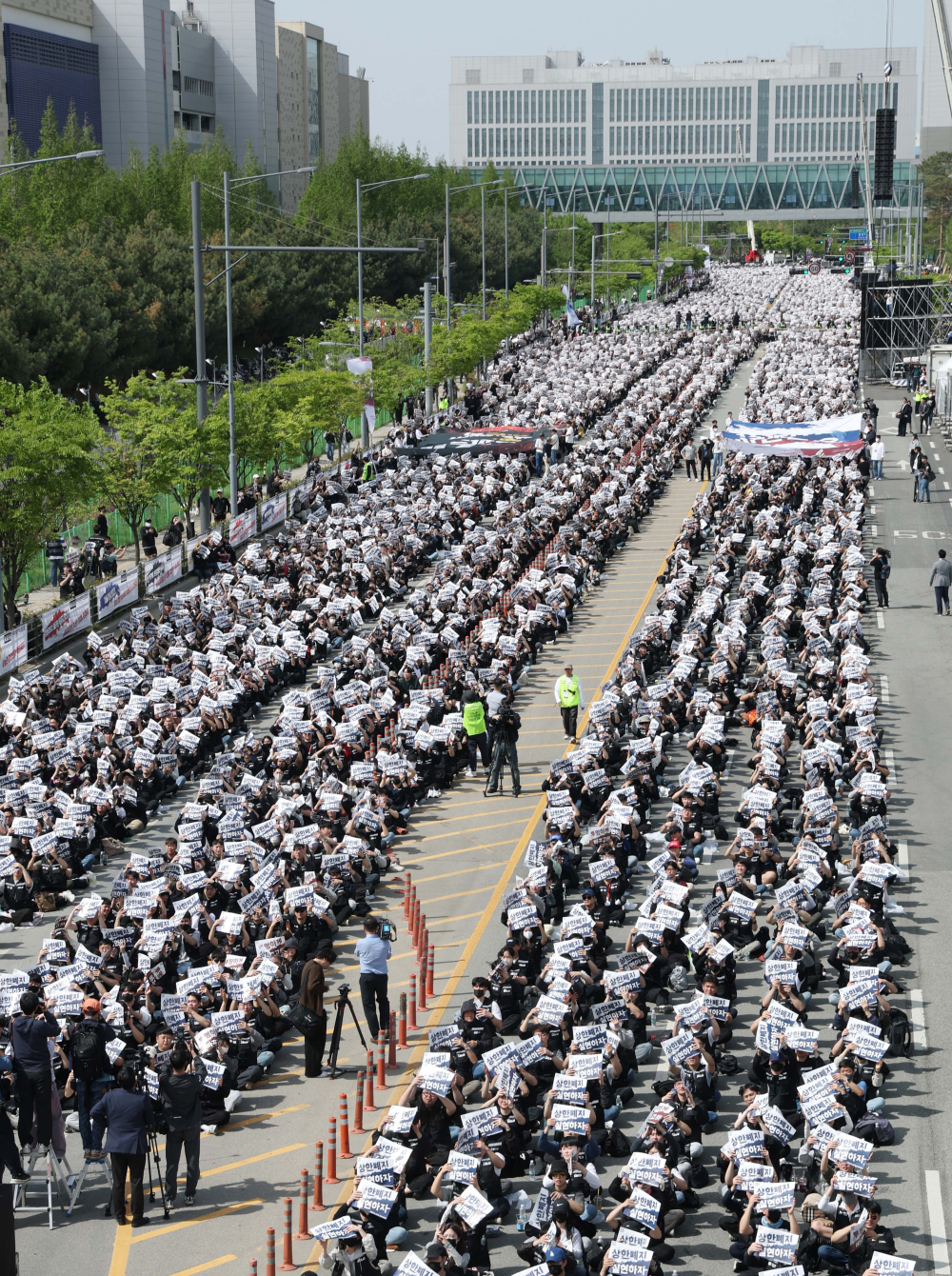 ▲23일 경기 평택시 삼성전자 평택캠퍼스 앞에서 삼성전자 노동조합 공동투쟁본부 조합원들이 투쟁결의대회를 갖고 있다. 신태현 기자 holjjak@