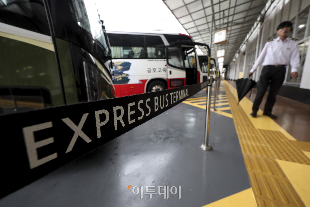 ▲시외·고속버스 노선과 승객 수가 지속적으로 감소하며 경영의 어려움이 커지고 있는 가운데 31일 서울 서초구 서울고속버스터미널에 버스들이 주차되어 있다. 이날 발표된 전국버스운송사업조합연합회 통계에 따르면 지난해 시외·고속버스 노선 수는 3천203개로 10년 전의 4천584개에서 1천381개(30.1%) 감소했다. 시외·고속버스는 고속철도에 밀려 이용자가 감소하는 추세다. 한편 오는 10월부터 시외·고속버스 요금이 최대 9%인상될 예정이다. 고성준 기자 joonko1@