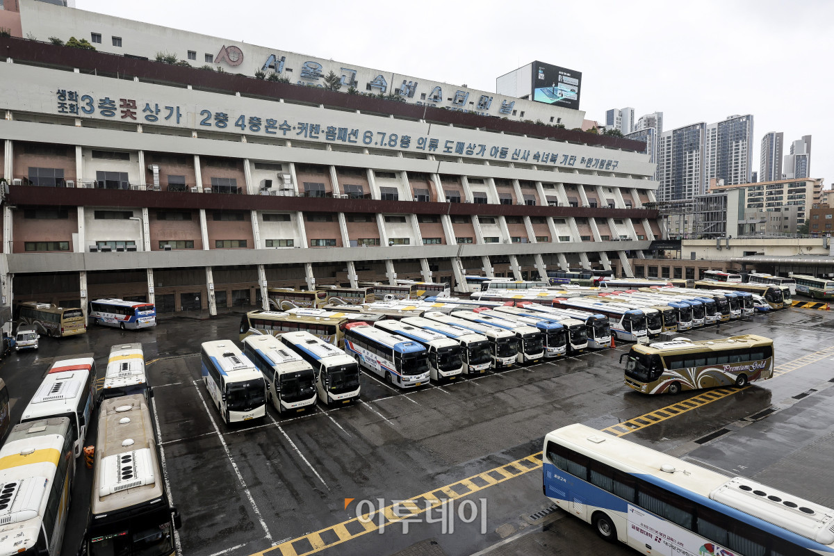 ▲시외·고속버스 노선과 승객 수가 지속적으로 감소하며 경영의 어려움이 커지고 있는 가운데 31일 서울 서초구 서울고속버스터미널에 버스들이 주차되어 있다. 이날 발표된 전국버스운송사업조합연합회 통계에 따르면 지난해 시외·고속버스 노선 수는 3천203개로 10년 전의 4천584개에서 1천381개(30.1%) 감소했다. 시외·고속버스는 고속철도에 밀려 이용자가 감소하는 추세다. 한편 오는 10월부터 시외·고속버스 요금이 최대 9%인상될 예정이다. 고성준 기자 joonko1@