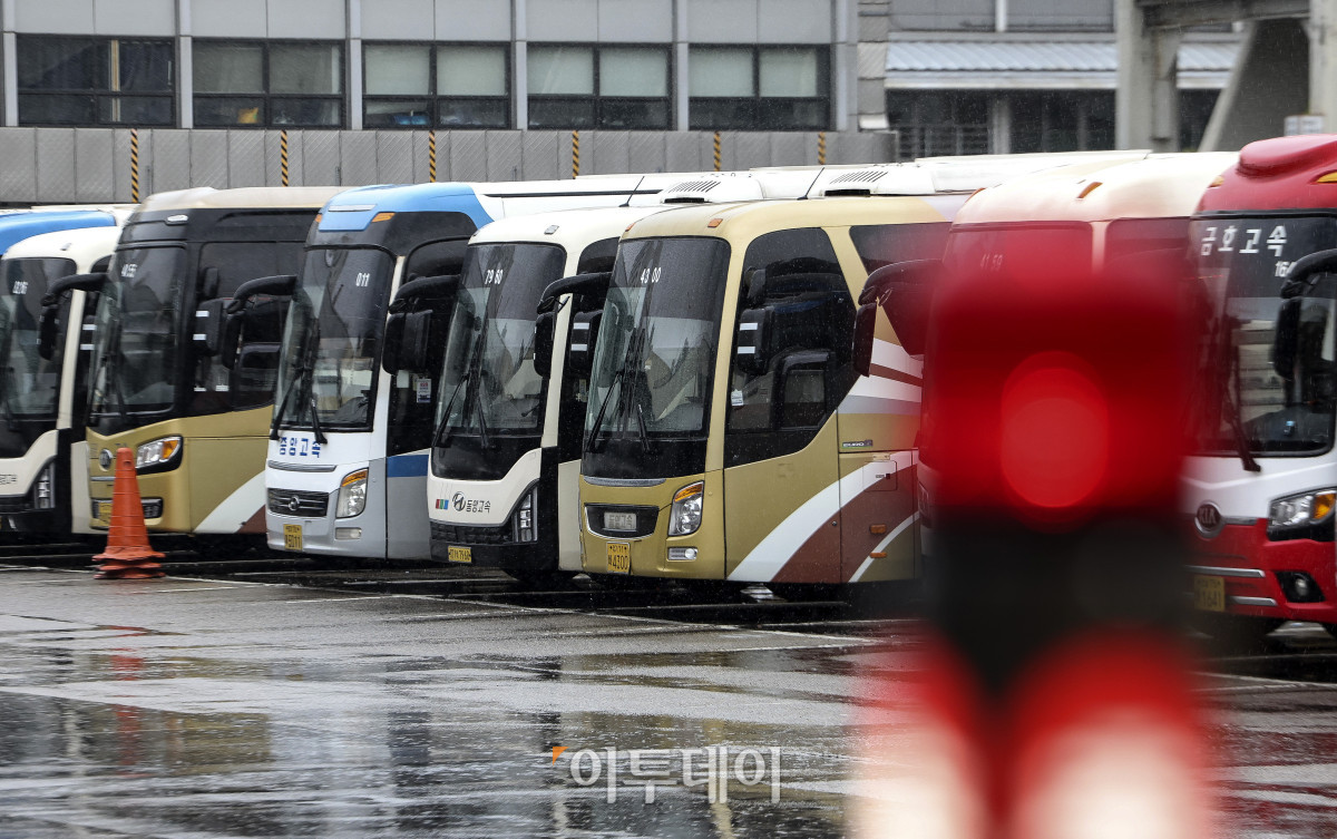▲시외·고속버스 노선과 승객 수가 지속적으로 감소하며 경영의 어려움이 커지고 있는 가운데 31일 서울 서초구 서울고속버스터미널에 버스들이 주차되어 있다. 이날 발표된 전국버스운송사업조합연합회 통계에 따르면 지난해 시외·고속버스 노선 수는 3천203개로 10년 전의 4천584개에서 1천381개(30.1%) 감소했다. 시외·고속버스는 고속철도에 밀려 이용자가 감소하는 추세다. 한편 오는 10월부터 시외·고속버스 요금이 최대 9%인상될 예정이다. 고성준 기자 joonko1@