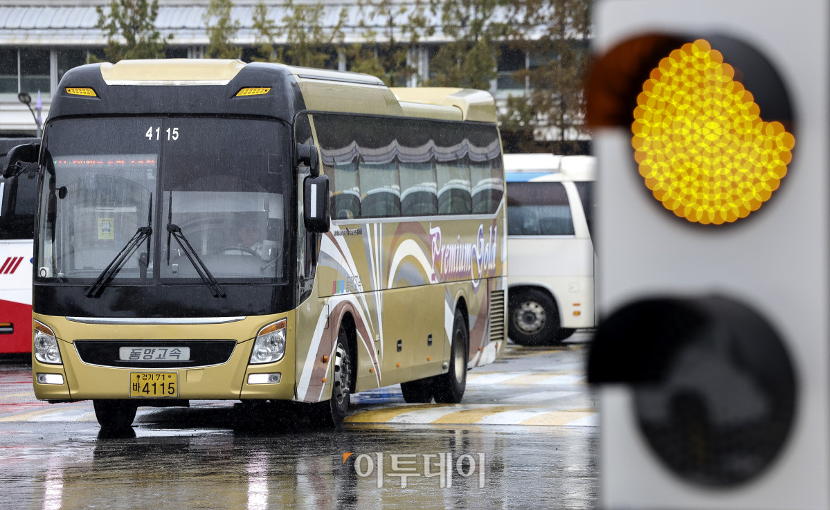 ▲시외·고속버스 노선과 승객 수가 지속적으로 감소하며 경영의 어려움이 커지고 있는 가운데 31일 서울 서초구 서울고속버스터미널에 버스들이 주차되어 있다. 이날 발표된 전국버스운송사업조합연합회 통계에 따르면 지난해 시외·고속버스 노선 수는 3천203개로 10년 전의 4천584개에서 1천381개(30.1%) 감소했다. 시외·고속버스는 고속철도에 밀려 이용자가 감소하는 추세다. 한편 오는 10월부터 시외·고속버스 요금이 최대 9%인상될 예정이다. 고성준 기자 joonko1@