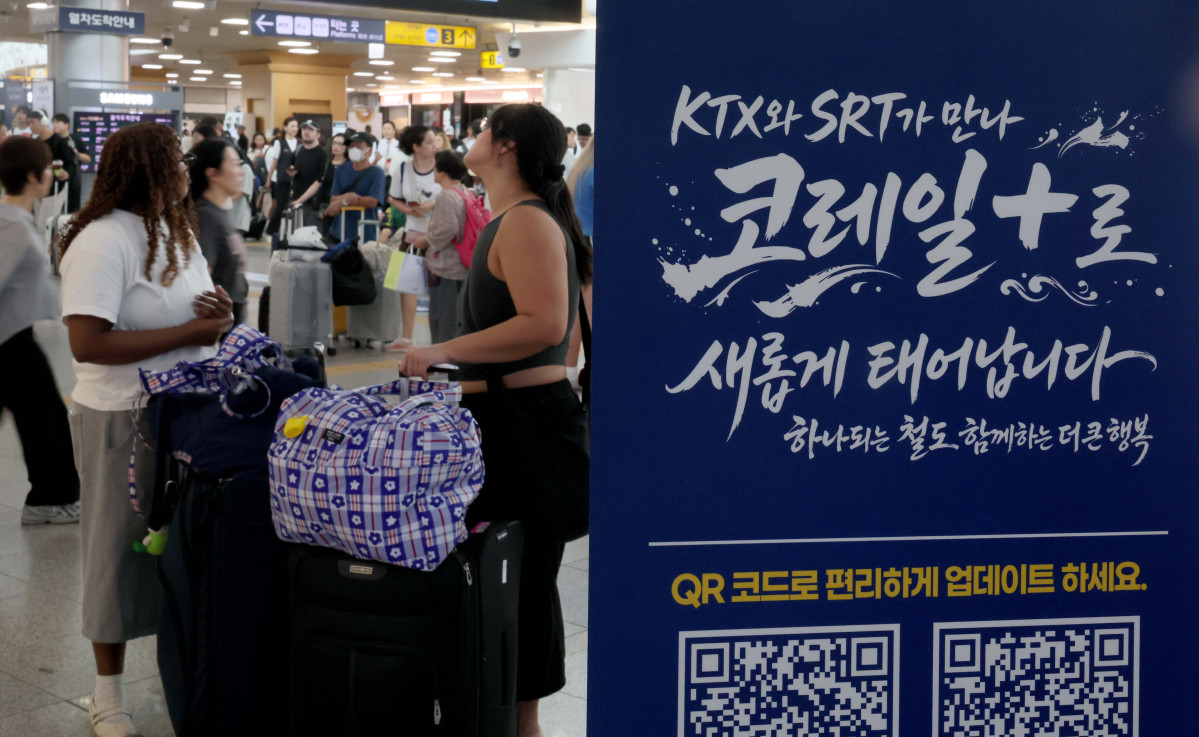 ▲KTX와 SRT 통합 운행을 하루 앞둔 31일 서울역에 관련 안내문이 게시돼 있다. 내달 1일부터 한국철도공사(코레일)와 에스알(SR)이 하나의 기관으로 통합된다. KTX와 SRT로 나뉘었던 고속열차 명칭도 ‘KTX’로 통일된다. 고속열차 공급 좌석이 일주일 기준 약 11만6000석 늘어나고 KTX 운임은 구간에 따라 평균 10%가량 인하된다. 신태현 기자 holjjak@