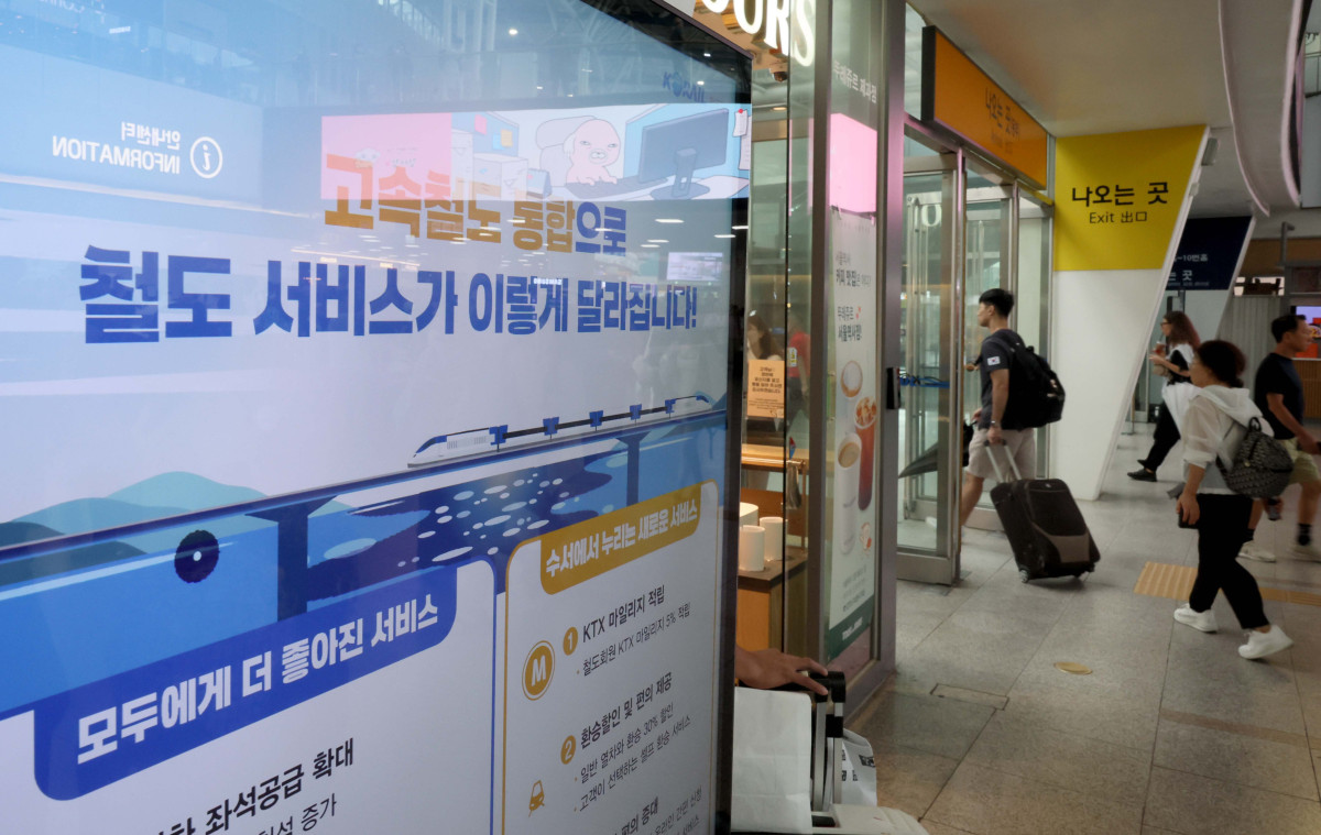 ▲KTX와 SRT 통합 운행을 하루 앞둔 31일 서울역에 관련 안내문이 게시돼 있다. 내달 1일부터 한국철도공사(코레일)와 에스알(SR)이 하나의 기관으로 통합된다. KTX와 SRT로 나뉘었던 고속열차 명칭도 ‘KTX’로 통일된다. 고속열차 공급 좌석이 일주일 기준 약 11만6000석 늘어나고 KTX 운임은 구간에 따라 평균 10%가량 인하된다. 신태현 기자 holjjak@