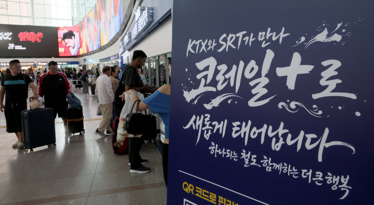 ▲KTX와 SRT 통합 운행을 하루 앞둔 31일 서울역에 관련 안내문이 게시돼 있다. 내달 1일부터 한국철도공사(코레일)와 에스알(SR)이 하나의 기관으로 통합된다. KTX와 SRT로 나뉘었던 고속열차 명칭도 ‘KTX’로 통일된다. 고속열차 공급 좌석이 일주일 기준 약 11만6000석 늘어나고 KTX 운임은 구간에 따라 평균 10%가량 인하된다. 신태현 기자 holjjak@