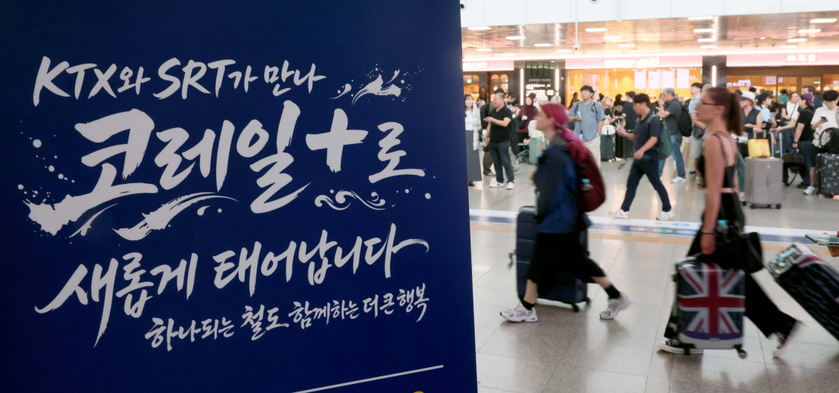 ▲KTX와 SRT 통합 운행을 하루 앞둔 31일 서울역에 관련 안내문이 게시돼 있다. 내달 1일부터 한국철도공사(코레일)와 에스알(SR)이 하나의 기관으로 통합된다. KTX와 SRT로 나뉘었던 고속열차 명칭도 ‘KTX’로 통일된다. 고속열차 공급 좌석이 일주일 기준 약 11만6000석 늘어나고 KTX 운임은 구간에 따라 평균 10%가량 인하된다. 신태현 기자 holjjak@