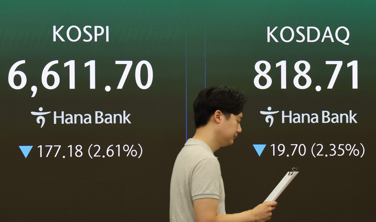 ▲31일 서울 중구 하나은행 본점 딜링룸에서 직원들이 업무를 보고 있다. (사진= 연합뉴스)