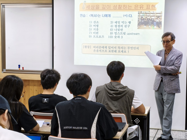 ▲강원랜드는 교육지원사업 ‘강원랜드 배움숲 프로젝트’의 핵심 프로그램인 ‘배움숲 공동교육과정’을 개강했다. <오른쪽 권오현 서울대 교수> (사진제공 = 강원랜드)