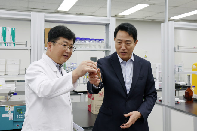 ▲오세훈(오른쪽) 서울시장이 31일 보건환경연구원을 방문해 수입산 배추와 김치 안전관리 현장을 둘러보고 있다. (사진제공=서울시)