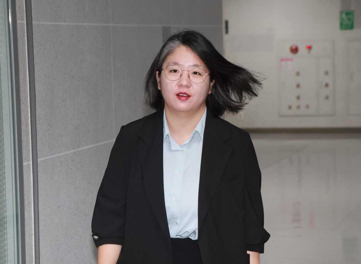 ▲성평등가족부 장관 후보자인 기본소득당 용혜인 원내대표가 31일 국회 의원회관 자신의 사무실로 출근하고 있다. (연합뉴스)