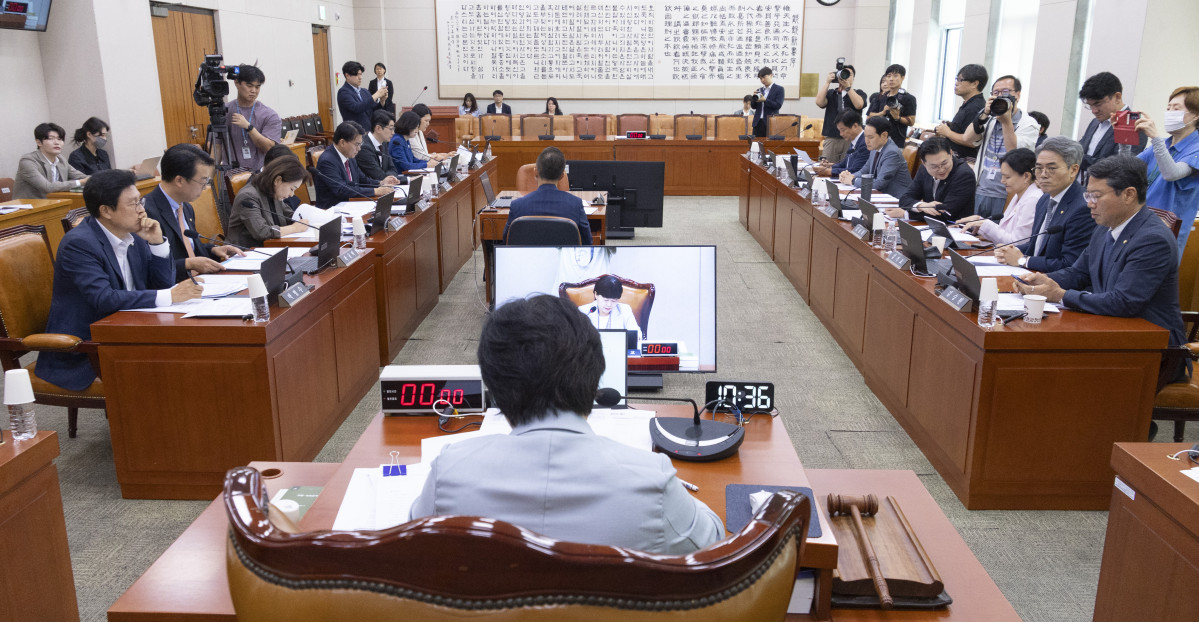 ▲국회 법제사법위원회 위원장인 더불어민주당 서영교 의원이 26일 국회에서 열린 법사위 전체 회의에서 법안심사 제2소위원회 등 소위원회 구성에 대한 안건을 처리하고 있다. 사진=연합뉴스