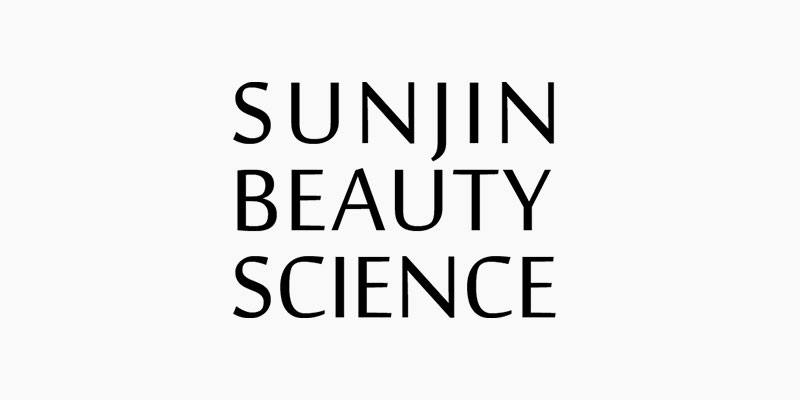 ▲유럽과 미국의 미세플라스틱 규제가 강화된 6월 31일, 선진뷰티사이언스의 친환경 실리카 비드 수요 확대 기대감 속에 흰색 배경의 회사 로고가 소개되고 있다.