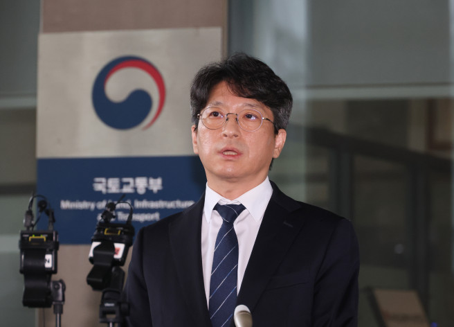▲홍지선 국토교통부 장관 후보자가 31일 세종시 정부세종청사로 출근하며 취재진 질문에 답하고 있다. (연합뉴스)