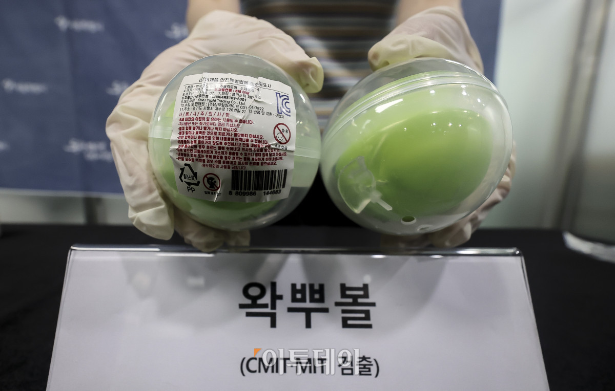 ▲31일 서울 중구 서울시청에서 열린 '14세 이상 표시 제품 안전성 검사 결과 브리핑'에서 민생노동국 공정경제과 관계자가 유해물질이 확인된 제품(오른쪽)을 들어보이고 있다. 왼쪽 KC인증 마크가 붙어있는 제품은 유해물질이 검출되지 않은 정상 제품. 서울시는 시중에서 판매되는 '14세 이상' 표시된 말랑이 등 제품 20개를 대상으로 안전성 검사를 실시했다. 그 결과 7개 제품에서 어린이 제품 안전기준과 비교해 기준값을 초과하는 유해물질이 검출됐다고 밝혔다. 특히 촉감형 제품 5개 중 3개 제품의 표면이나 장식 등에서 프탈레이트계 가소제가 어린이제품 기준(DEHP 등 7종 총합 0.1% 이하)과 비교해 최대 164.2배 수준으로 검출된 것으로 나타났다. 고성준 기자 joonko1@