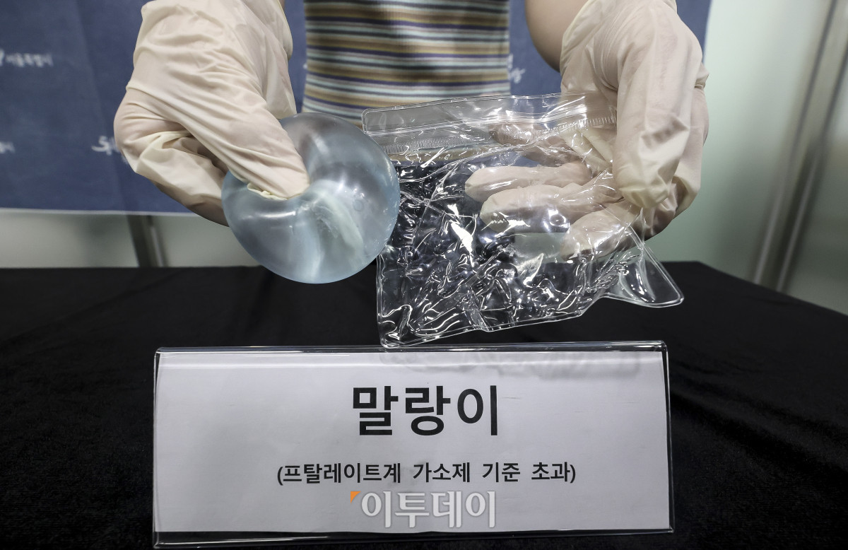 ▲31일 서울 중구 서울시청에서 열린 '14세 이상 표시 제품 안전성 검사 결과 브리핑'에서 민생노동국 공정경제과 관계자가 유해물질이 확인된 제품을 들어보이고 있다. 서울시는 시중에서 판매되는 '14세 이상' 표시된 말랑이 등 제품 20개를 대상으로 안전성 검사를 실시했다. 그 결과 7개 제품에서 어린이 제품 안전기준과 비교해 기준값을 초과하는 유해물질이 검출됐다고 밝혔다. 특히 촉감형 제품 5개 중 3개 제품의 표면이나 장식 등에서 프탈레이트계 가소제가 어린이제품 기준(DEHP 등 7종 총합 0.1% 이하)과 비교해 최대 164.2배 수준으로 검출된 것으로 나타났다. 고성준 기자 joonko1@