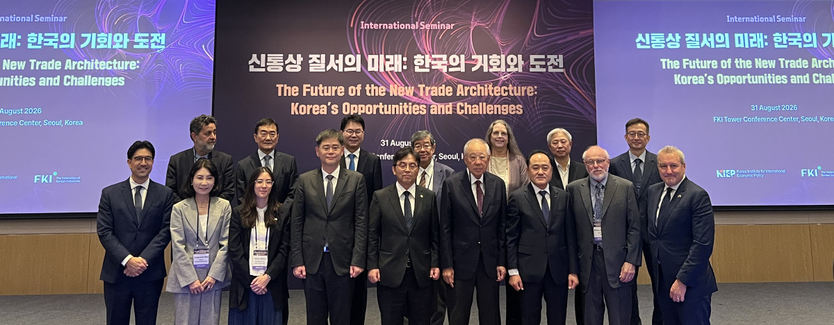 ▲31일 FKI타워에서 열린 '신통상 질서의 미래 한국의 기회와 도전' 국제 세미나에 참석한 주요 관계자들이 기념 촬영을 하고 있다. 김해욱 기자 haewookk@