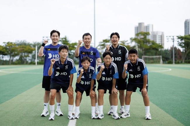 ▲박주호 멘토를 비롯한 참가자들이 기념사진을 찍고 있다. (사진제공=한국프로축구연맹)