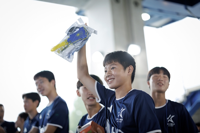 ▲경기장 외부 투어 중 선물을 들고 기뻐하는 참가자. (사진제공=한국프로축구연맹)