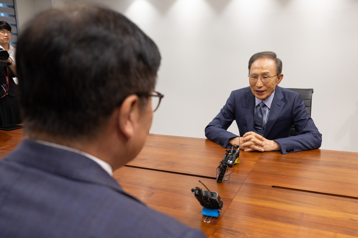 ▲이명박 전 대통령이 31일 서울 서초구 자신의 사무실을 찾은 국민의힘 정점식 원내대표와 환담을 나누고 있다. (연합뉴스)