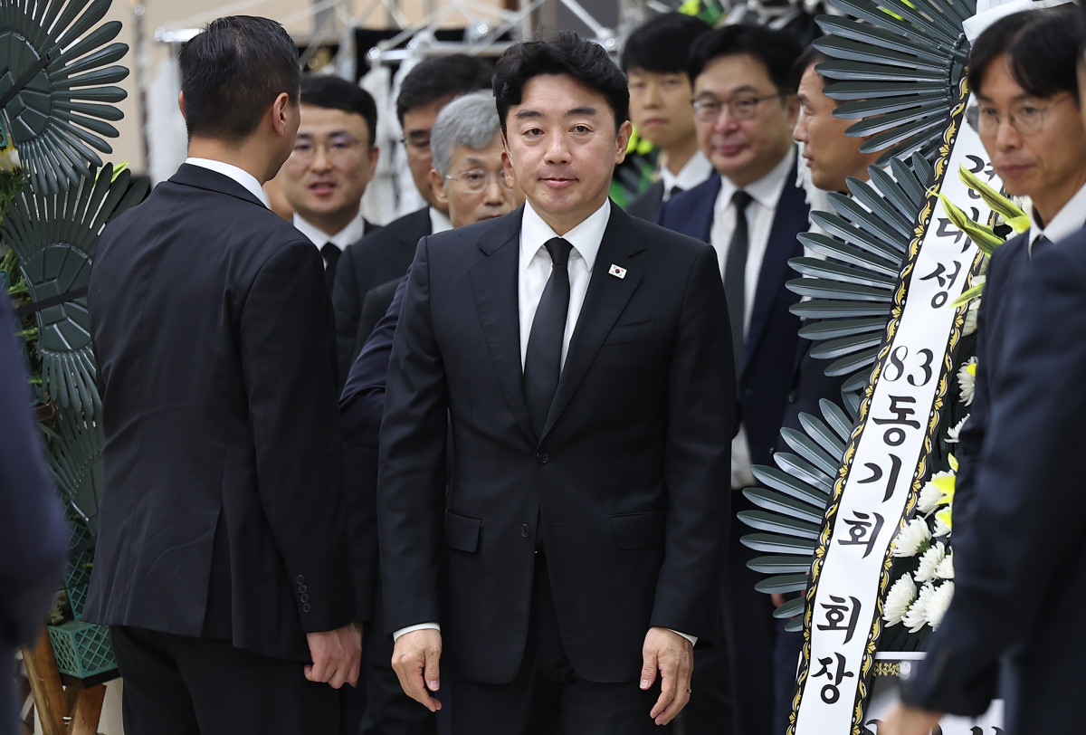 ▲강훈식 대통령 비서실장이 31일 경북 포항시 한 병원 장례식장에 마련된 조희대 대법원장의 부친상 빈소를 찾아 조문을 마친 뒤 조 대법원장의 배웅을 받으며 떠나고 있다. 사진=연합뉴스