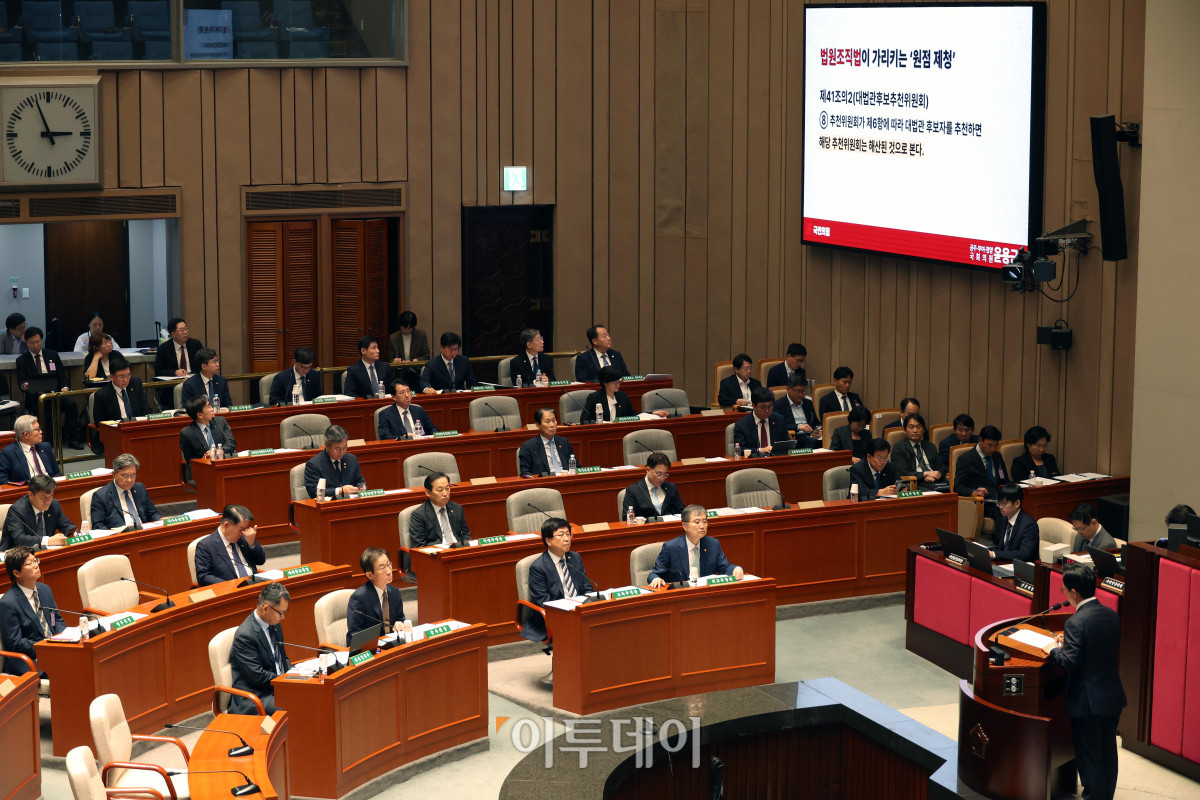 ▲노경필 법원행정처장이 31일 서울 여의도 국회에서 열린 예산결산특별위원회 전체회의에서 의원 질의에 답하고 있다. 고이란 기자 photoeran@
