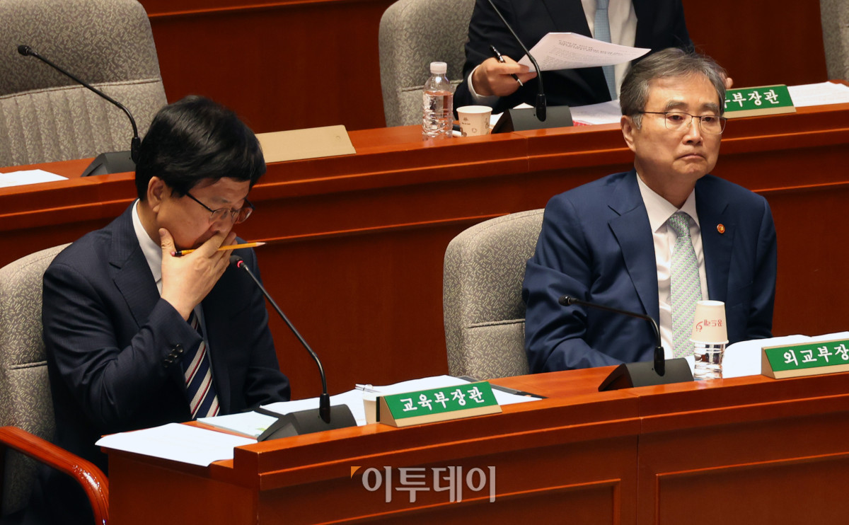 ▲최교진(왼쪽) 교육부 장관과 조현 외교부 장관이 31일 서울 여의도 국회에서 열린 예산결산특별위원회 전체회의에 참석하고 있다. 고이란 기자 photoeran@