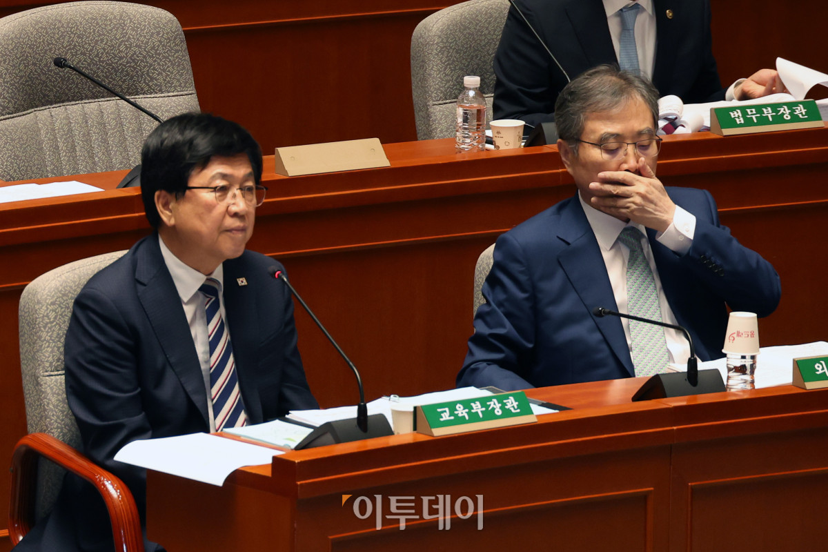 ▲최교진(왼쪽) 교육부 장관과 조현 외교부 장관이 31일 서울 여의도 국회에서 열린 예산결산특별위원회 전체회의에 참석하고 있다. 고이란 기자 photoeran@