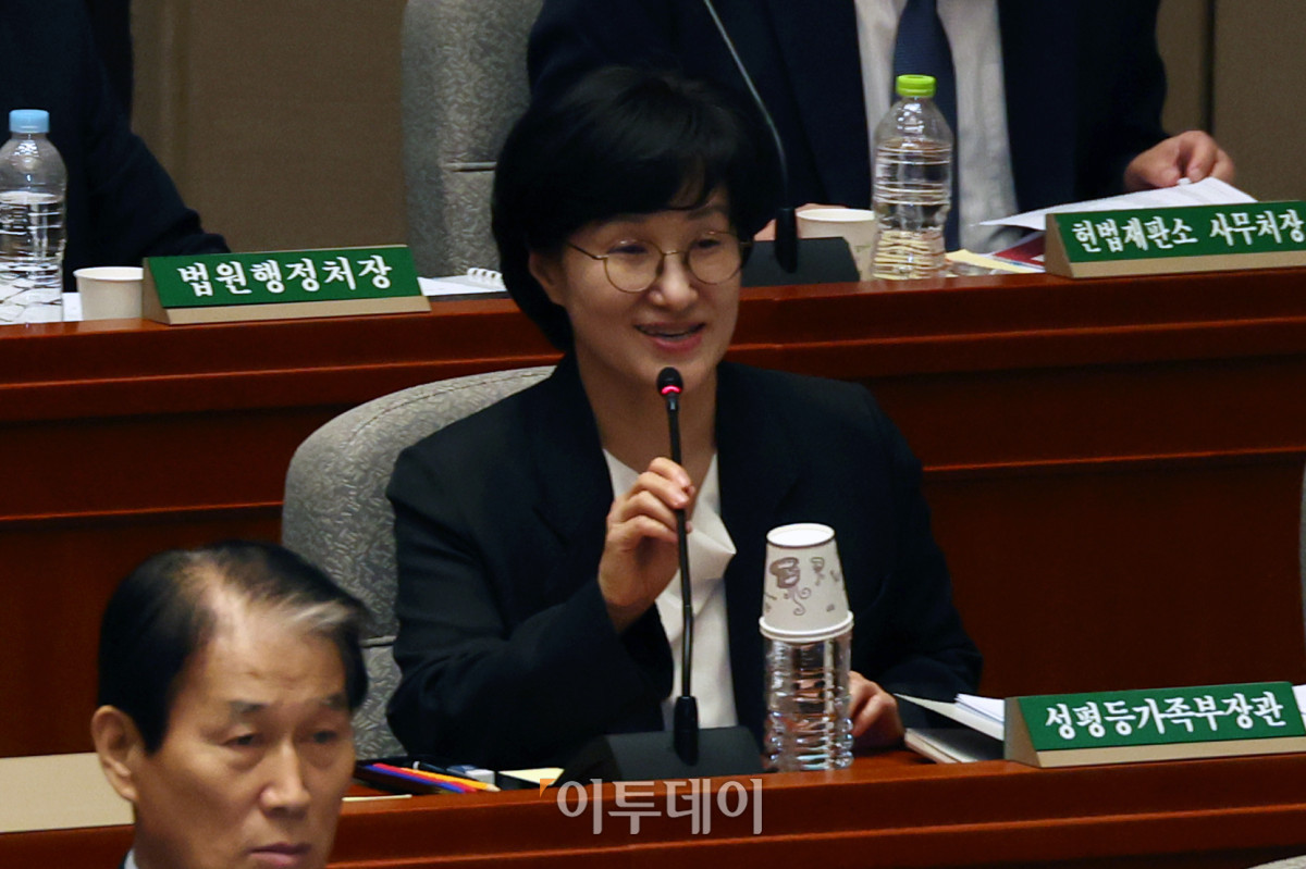 ▲원민경 성평등가족부 장관이 31일 서울 여의도 국회에서 열린 예산결산특별위원회 전체회의에서 의원 질의에 답하고 있다. 고이란 기자 photoeran@