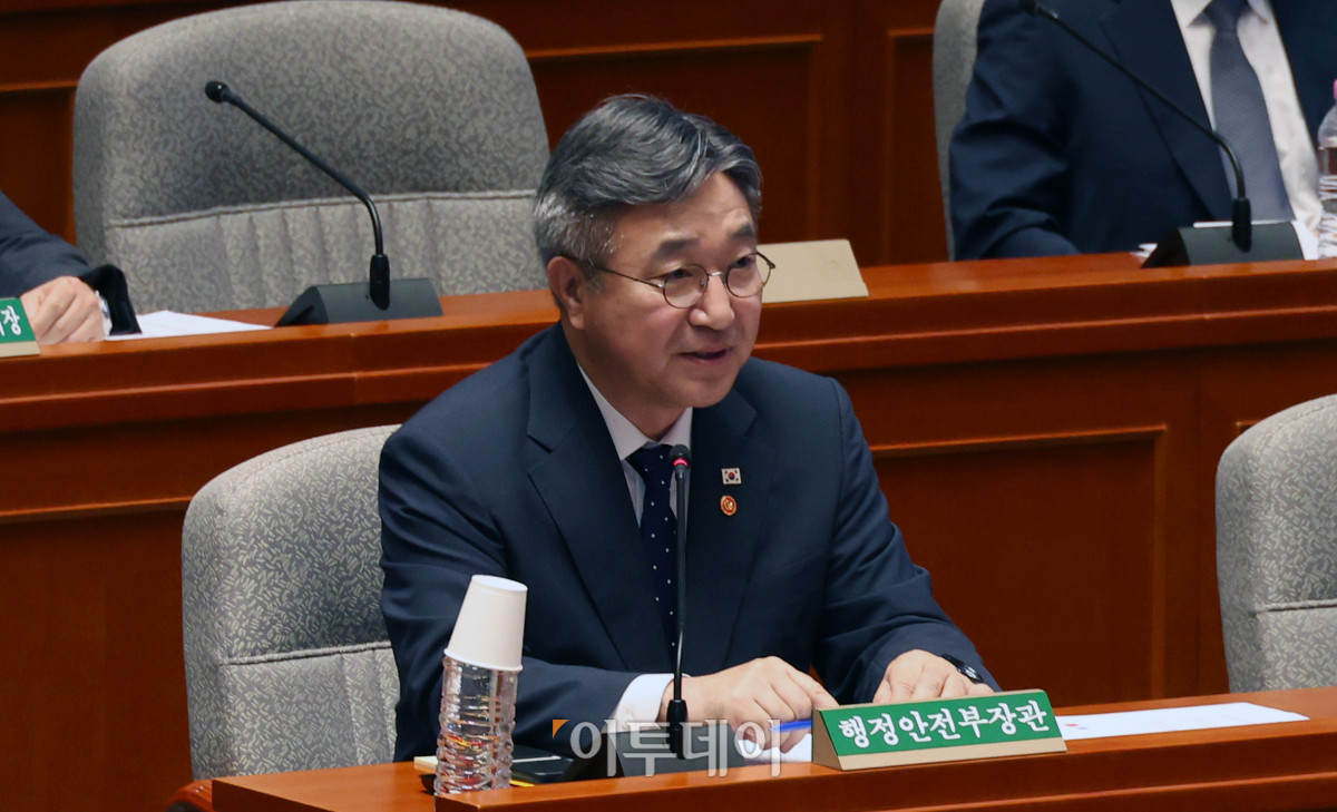 ▲윤호중 행정안전부 장관이 31일 서울 여의도 국회에서 열린 예산결산특별위원회 전체회의에서 의원 질의에 답하고 있다. 고이란 기자 photoeran@