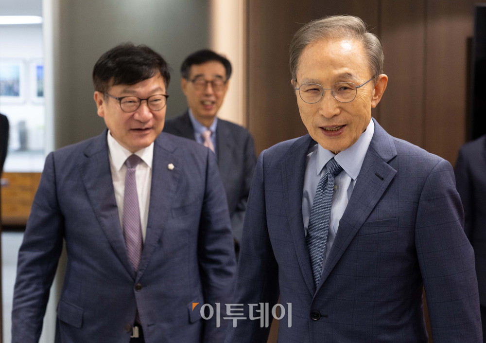 ▲정점식(왼쪽) 국민의힘 원내대표가 31일 서울 서초구 이명박 전 대통령 사무실을 예방해 이 전 대통령과 대화하고 있다. 국회사진기자단