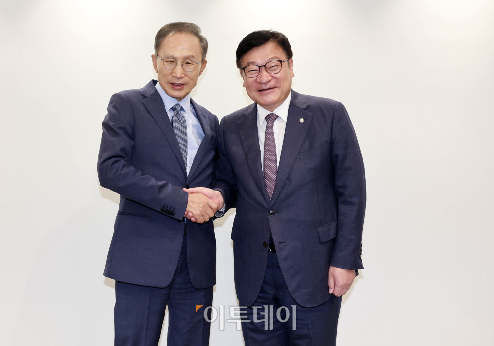 ▲정점식(오른쪽) 국민의힘 원내대표가 31일 서울 서초구 이명박 전 대통령 사무실을 예방해 이 전 대통령과 기념촬영을 하고 있다. 국회사진기자단