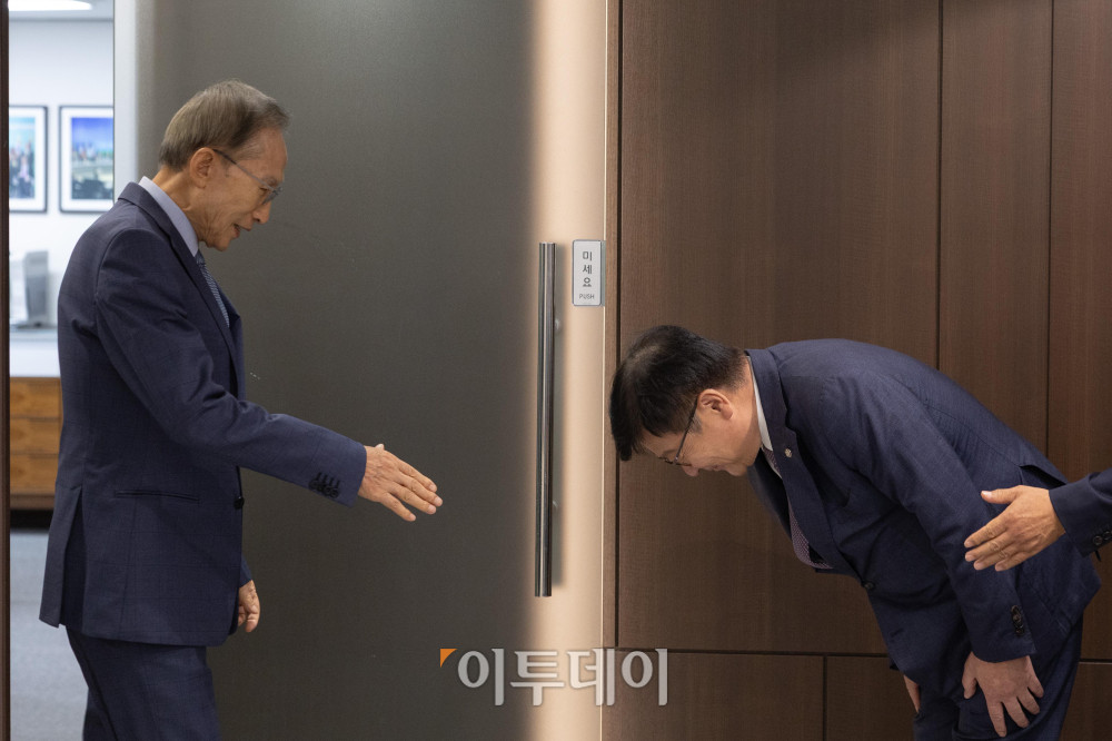 ▲정점식(오른쪽) 국민의힘 원내대표가 31일 서울 서초구 이명박 전 대통령 사무실을 예방해 이 전 대통령과 인사하고 있다. 국회사진기자단
